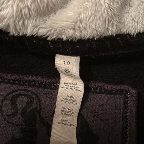 Lululemon Special Edition hoodie. Detachable sleeves. Size 10. Dark blue/black. - Picture 4 of 7